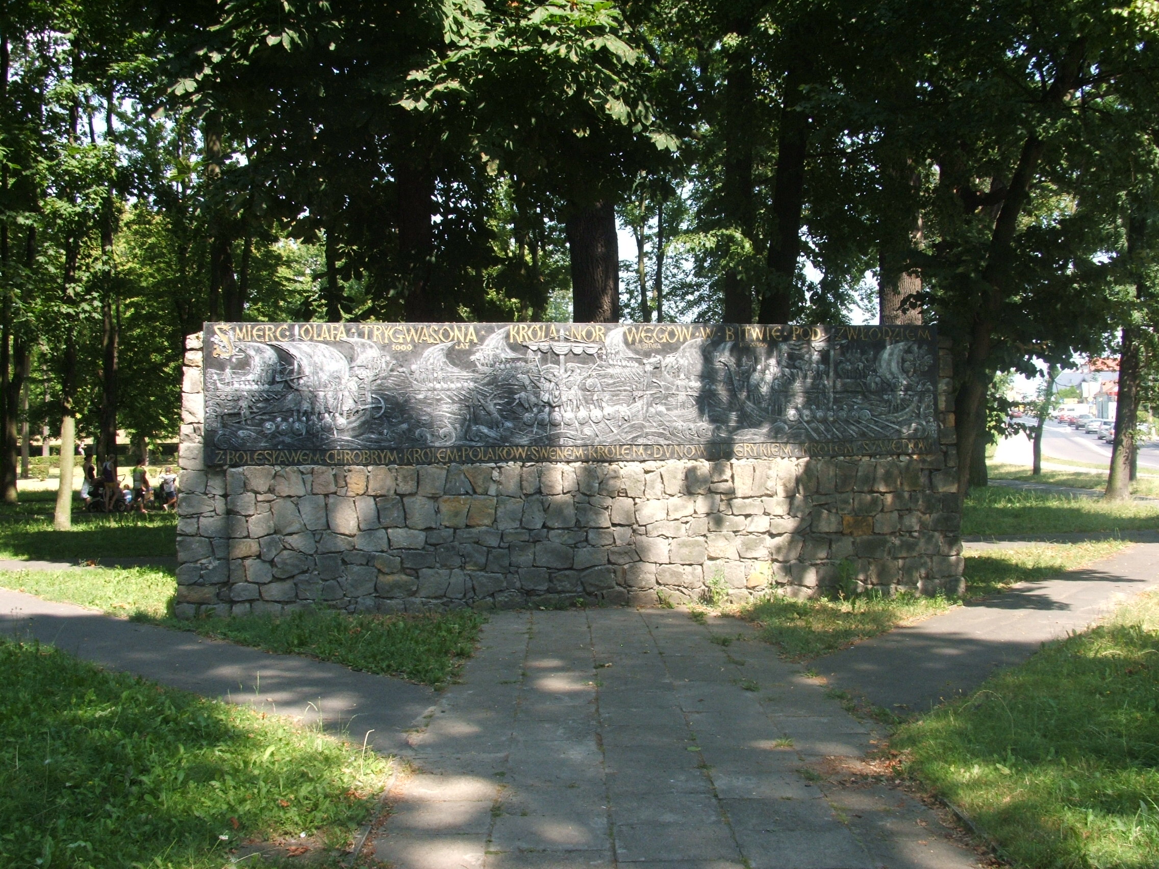 - pomnik_100_lecia_w_parku.jpg
